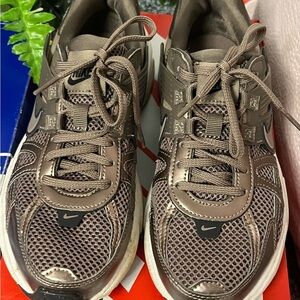 Barely worn Nike Brown and white sneakers